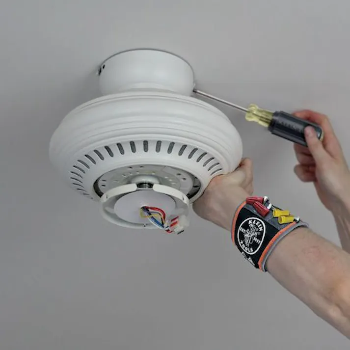 【CAINZ-DASH】KLEIN TOOLS社 TradesmanPro マグネットリストバンド 102×337×19mm 55895【別送品】