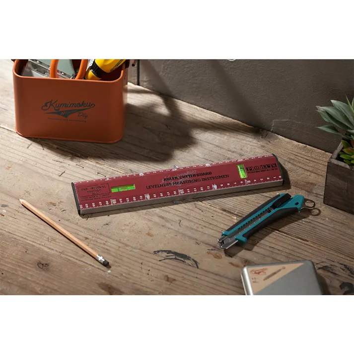 カインズ Kumimoku 水平器付きスケール レッド