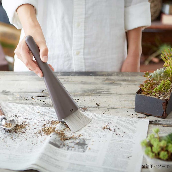 立つ卓上ほうき ブラウン