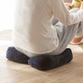 脚やお尻の負担を軽減するクッション ネイビー