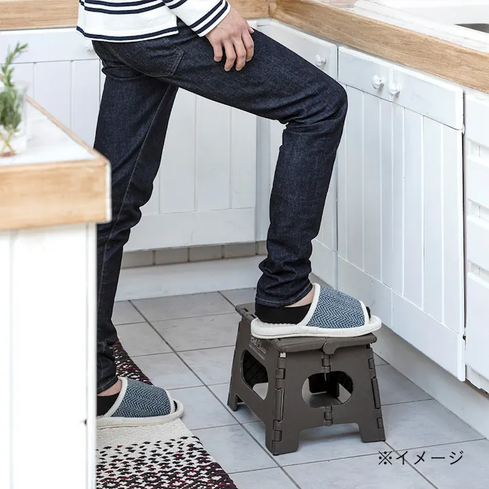 持ち運びしやすい折りたたみ踏み台 ブラウン (販売終了)