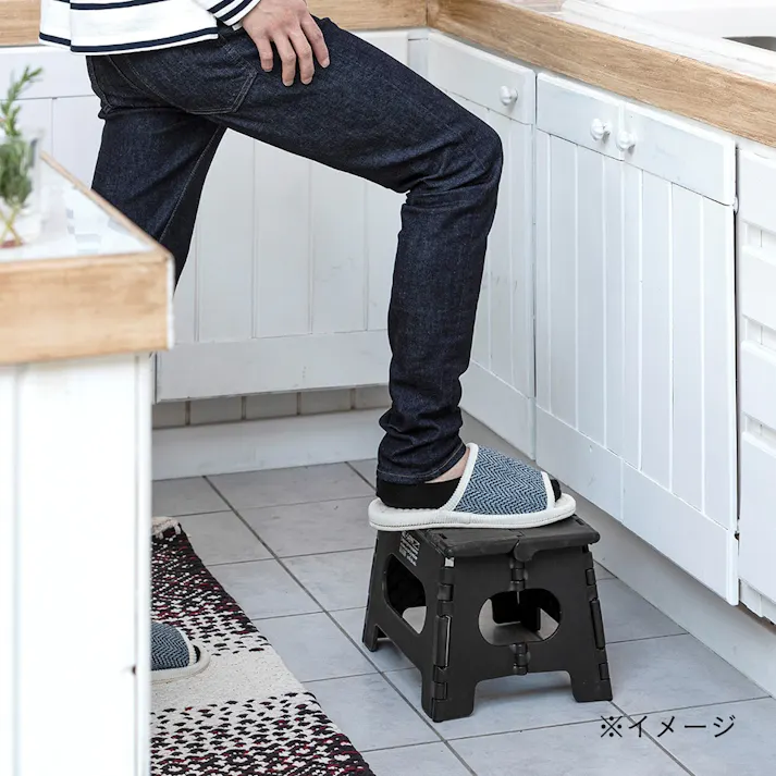 持ち運びしやすい折りたたみ踏み台 ブラック