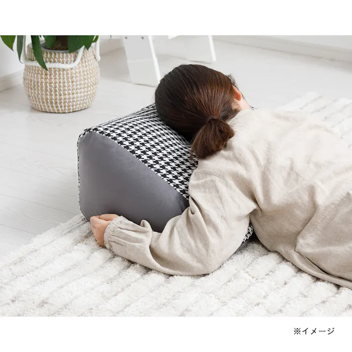 リラックスサンカククッション アングル