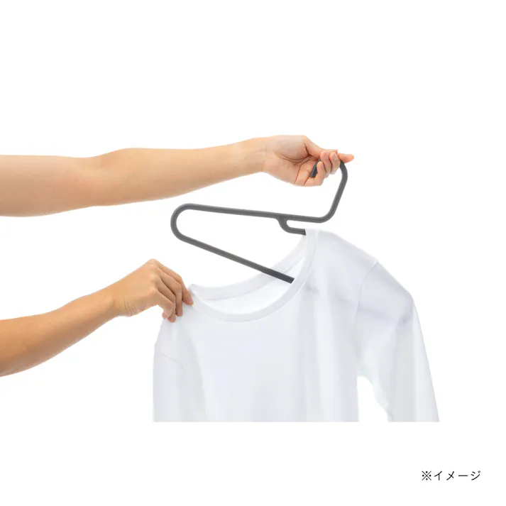 襟元が伸びにくく衣類がすべりにくいランドリーハンガー 3本組 グレー