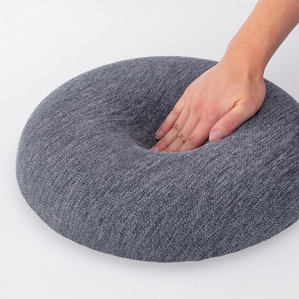 お尻の負担を和らげるドーナツクッション ネイビー | クッション 通販