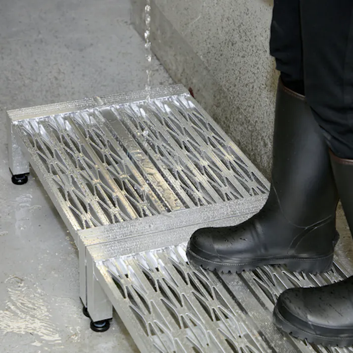 【CAINZ-DASH】トラスコ中山 高床式アルミ製ステップ グレーチング仕様 900X450XH190~220 TFSGH-0945AL【別送品】