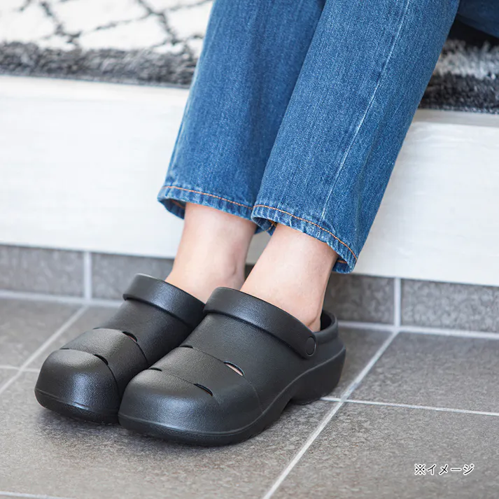 屈曲しやすいスリット入りサンダル ブラック 23cm