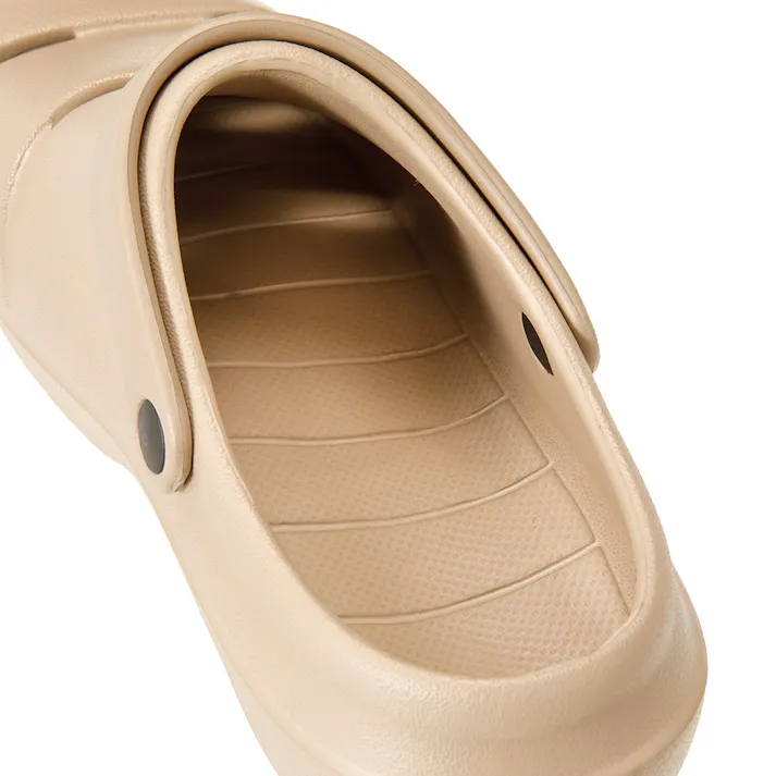 屈曲しやすいスリット入りサンダル ライトブラウン 25cm