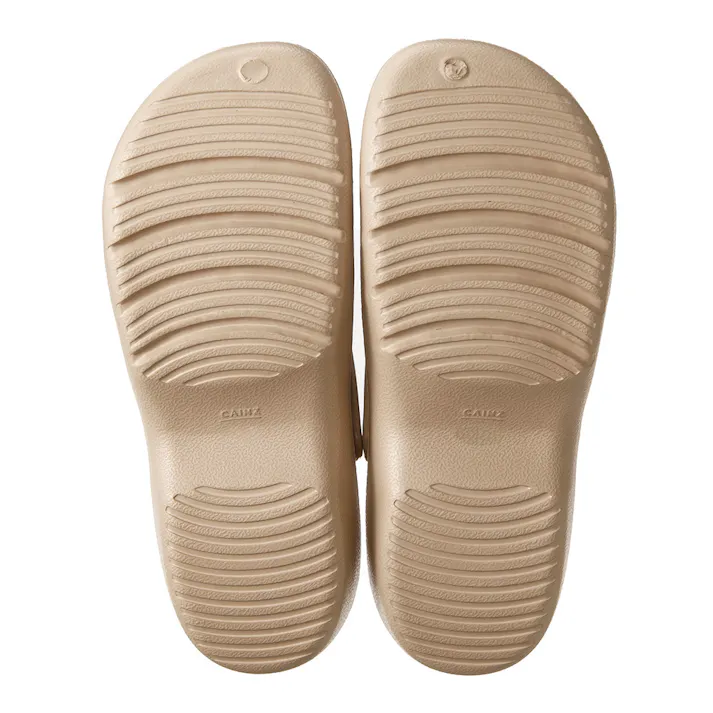 屈曲しやすいスリット入りサンダル ライトブラウン 23cm