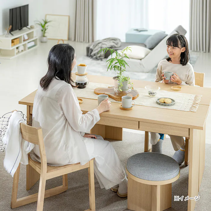 デスクとダイニングを切り替えられるテーブル