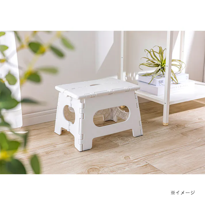 持ち運びしやすい折りたたみ踏み台 ホワイト
