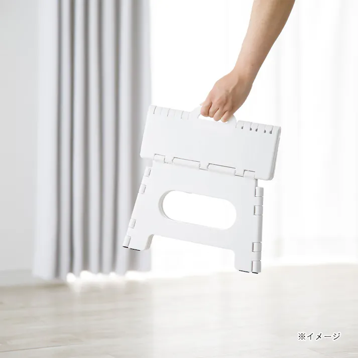 持ち運びしやすい折りたたみ踏み台 ホワイト