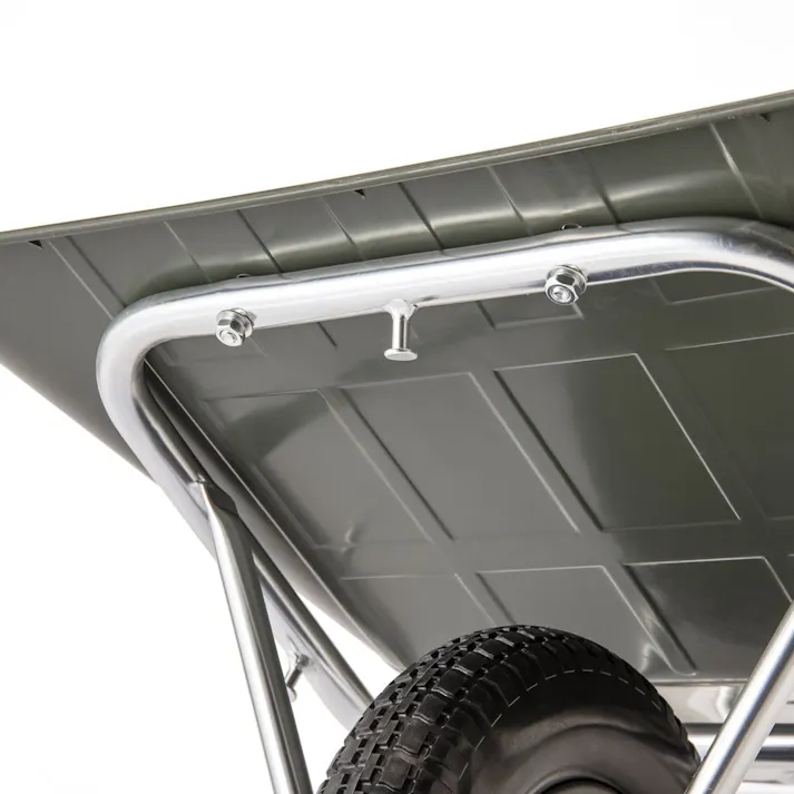 重心が変えられる浅型アルミ一輪車 ノーパンク04