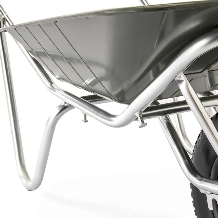 重心が変えられる浅型アルミ一輪車 ノーパンク04