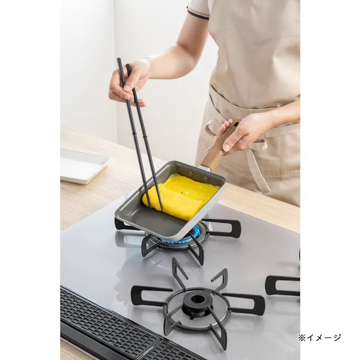 ガス火専用 こびりつきにくいエッグパン 幅13cm 奥行18cm