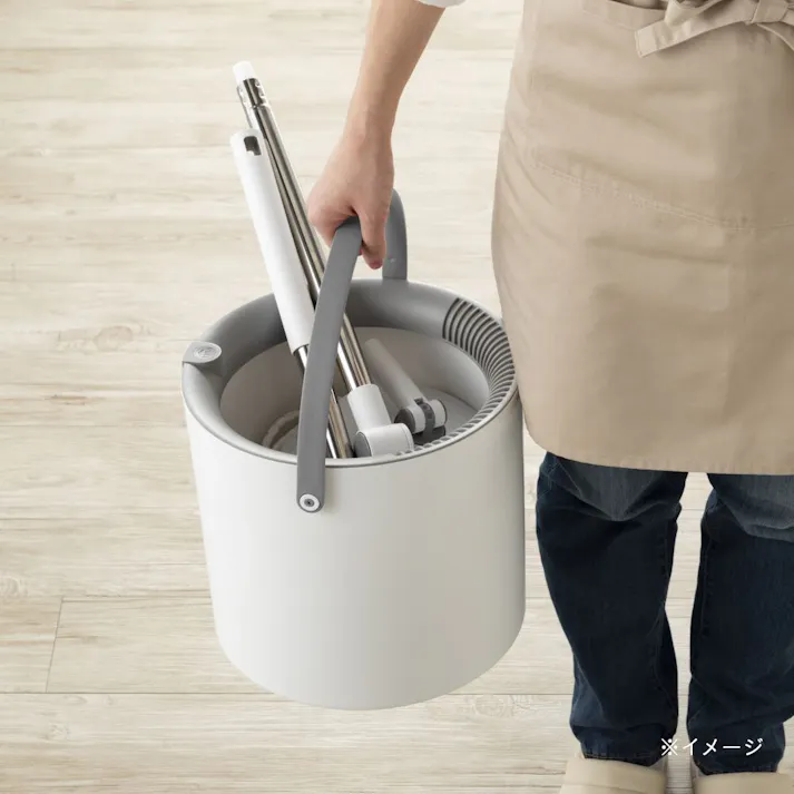 コンパクトに収納できる回転モップ