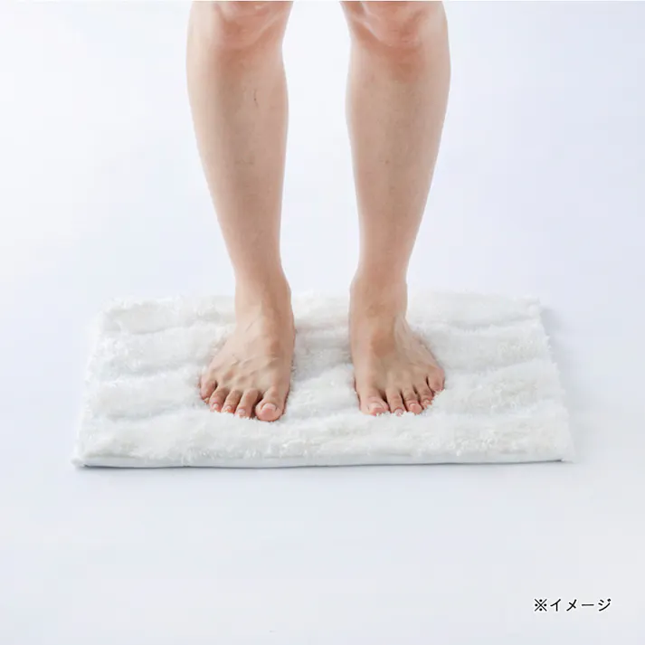 すべりにくい吸水バスマット ウェーブ ホワイト 幅50cm 奥行35cm