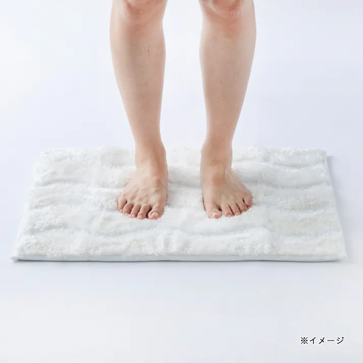 すべりにくい吸水バスマット ウェーブ ホワイト 幅60cm 奥行45cm