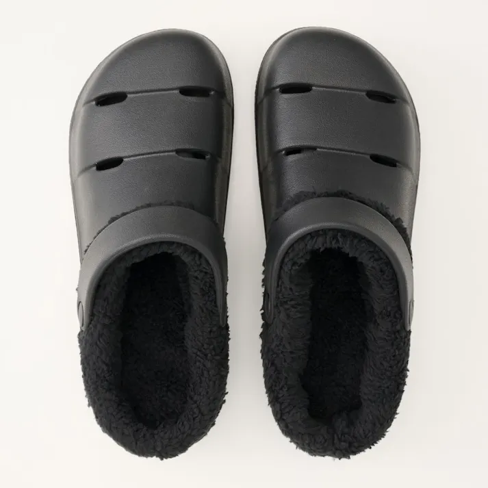 屈曲しやすいスリット入りボア付きサンダル ブラック M