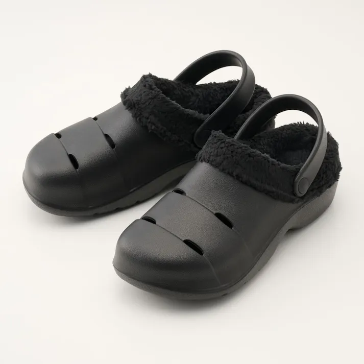 屈曲しやすいスリット入りボア付きサンダル ブラック M