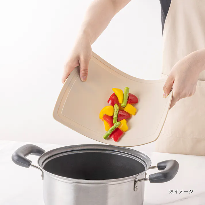 傷がつきにくい抗菌まな板 ベージュ 幅32cm 奥行20cm 高さ0.3cm
