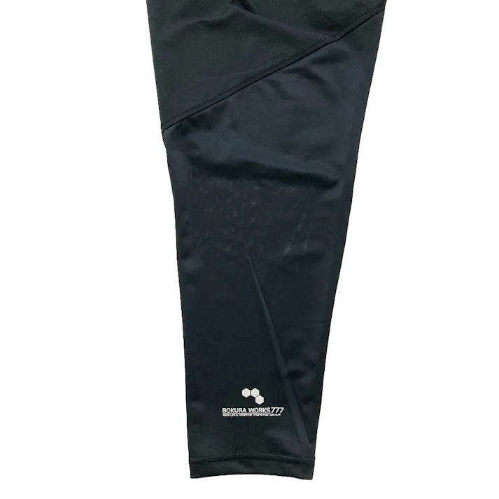 裾回りがレギンスみたいなパンツ クロ LL