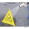 折りたたみ三角サイン 足もとに注意