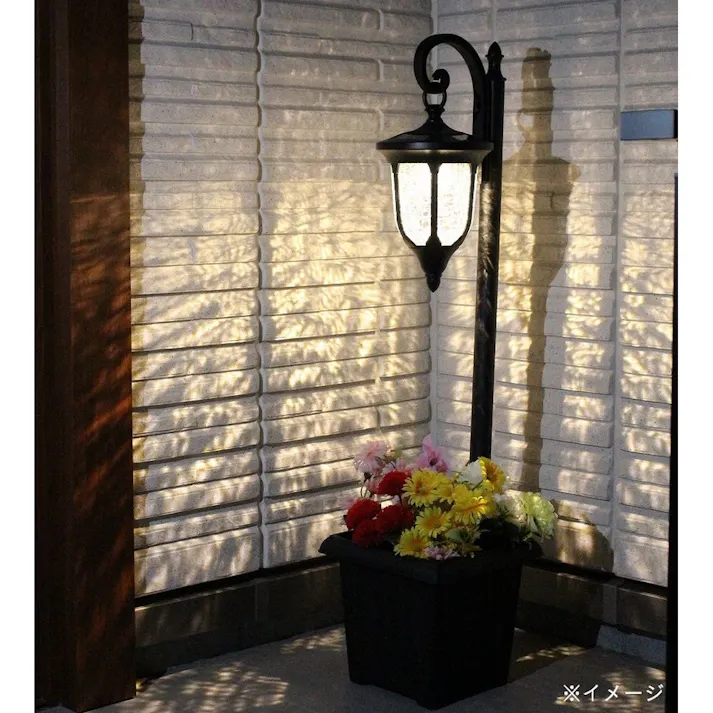 花が植えられる吊り下げプランターライト【別送品】