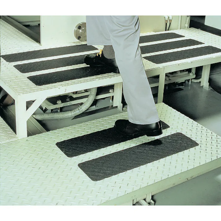 【CAINZ-DASH】スリーエム ジャパンコマーシャルケア販売部 3M セーフティ・ウォーク 滑り止めテープ タイプA 黒 150mmX18m 凹凸面・平面両用 A BLA 150X18【別送品】