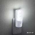 オーム電機 明暗・人感センサー式ナイトライト 屋内用 昼光色 NIT-ALA6JCL-WN 06-0135