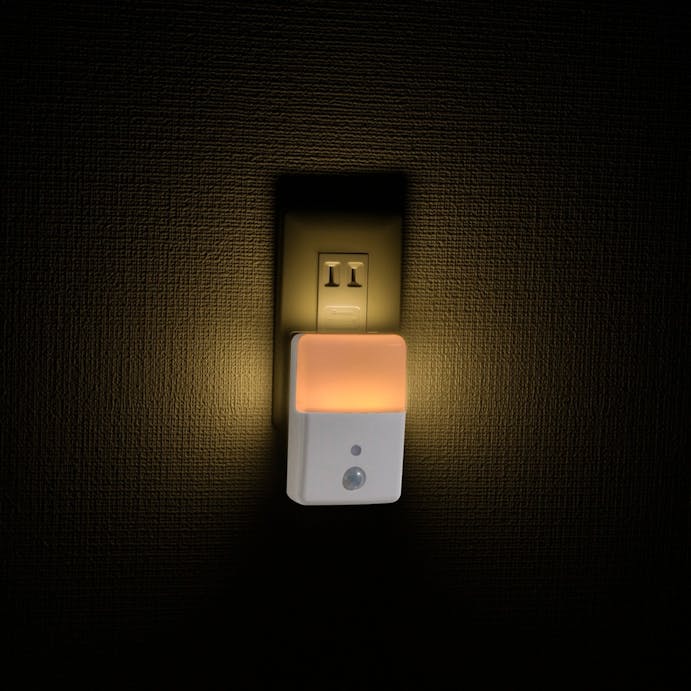 オーム電機 LEDナイトライト 明暗・人感センサー 橙色・白色2色 NIT-ALA-6MJM-WN 06-0636