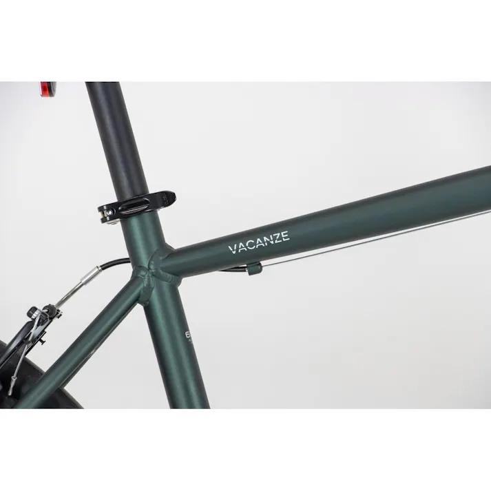 【自転車】26年モデル NESTO クロスバイク バカンゼ1G VACANZE 1 500mm 700×32C 外装21段 マットダークグリーン