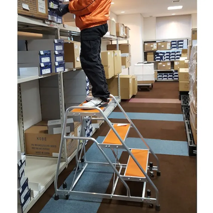 【CAINZ-DASH】トラスコ中山 アルミ製作業用踏台 マグネット保持キャスター付 高さ0.6m2段 TAF-92MG【別送品】