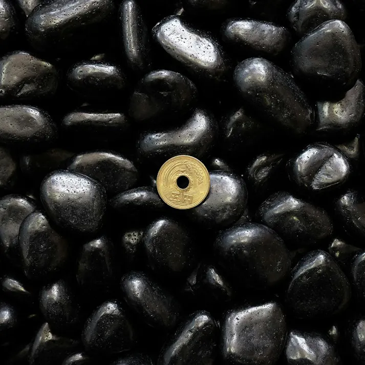 TAIKOH 高級黒玉石 黒光石 8分 22-30mm 10kg 化粧砂利 ブラック 黒 磨き 玉石 中