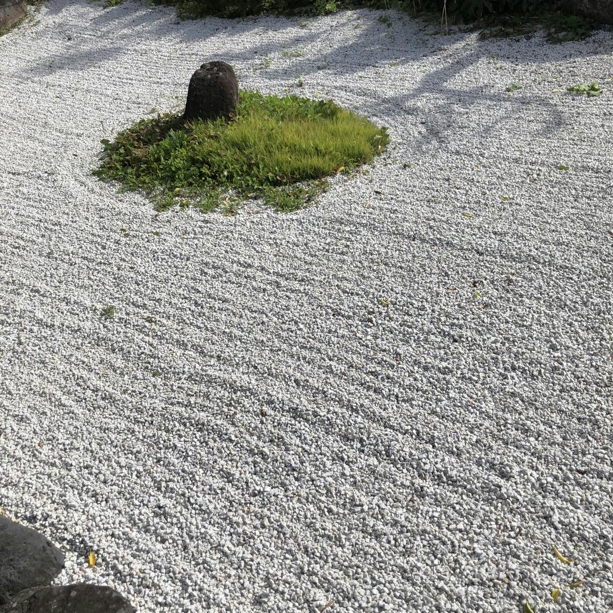 砂利 庭 アプローチ 花壇 新白川 5分 12-15mm 10kg 白 花崗岩 庭園 砕石 和風 外構 石 天然石 化粧砂利 ガーデン diy |  庭園資材 | ホームセンター通販【カインズ】