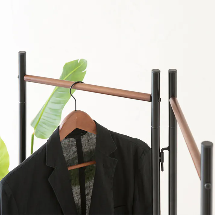 【フレームハンガーラック(ブラック/黒)】 幅44.5cm 折りたたみパイプハンガー スチール 天然木 スリム 軽量 アイアン 韓国風 インテリア 北欧風 モダン 物干し 洋服掛け 折り畳み コートハンガー 衣類収納 省スペース