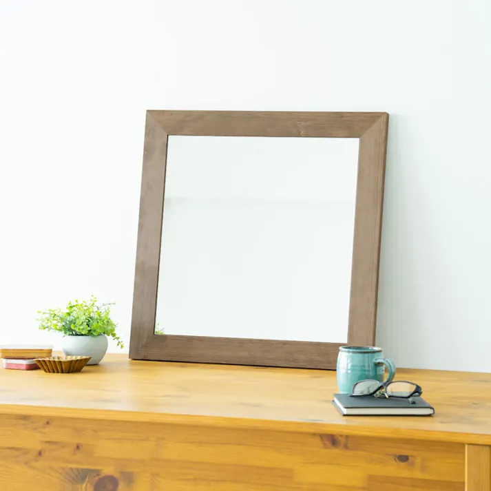 【日本製】【幅広枠正方形ウォールミラー 幅50cm(アンティークブラウン/茶)】 天然木 姿見鏡 ワイド スクエア ドレッサー 高級感 木製 飛散防止加工 壁掛け ヴィンテージ 国産 完成品