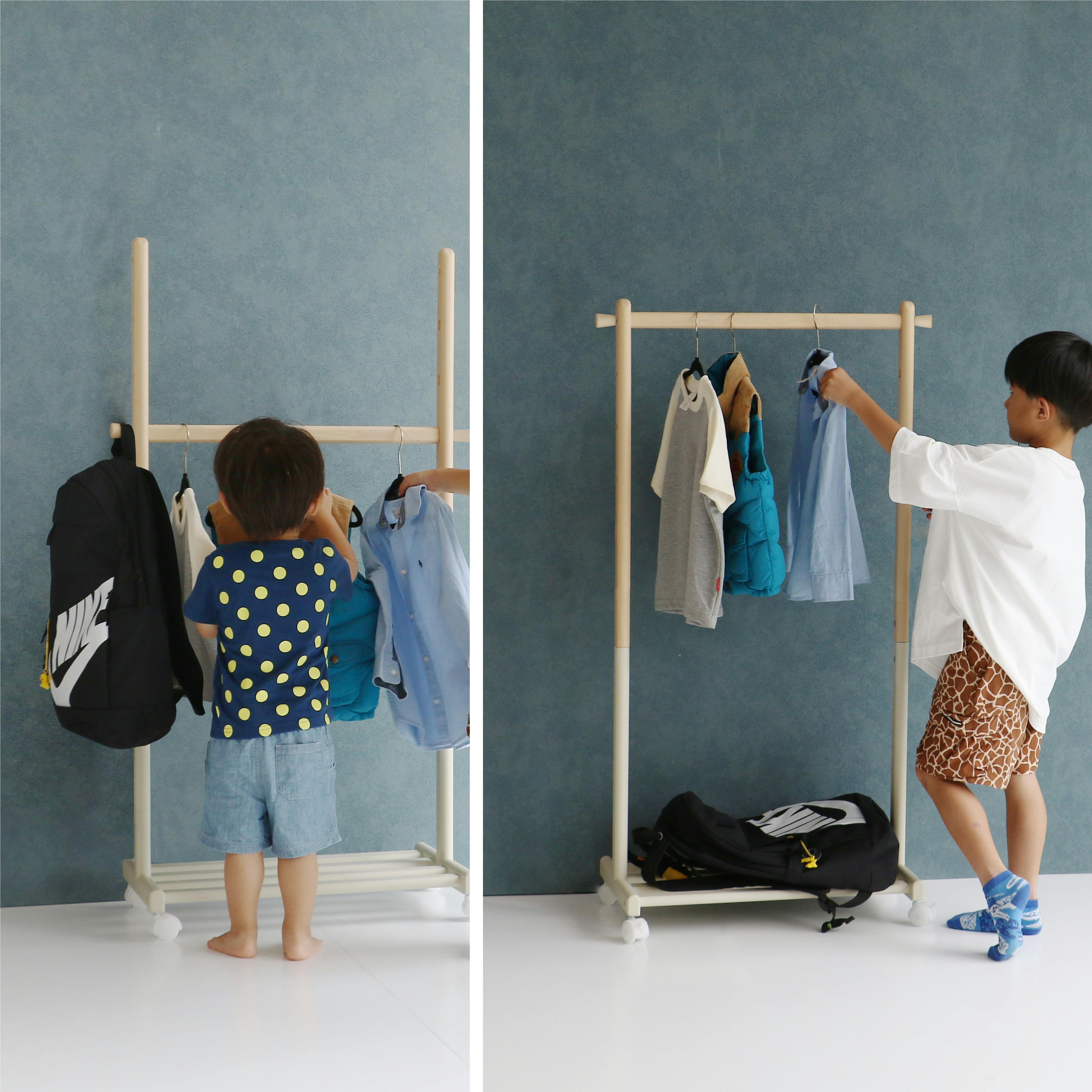 子どもの目線に合わせて高さ調節ができる Kids Hanger Rack