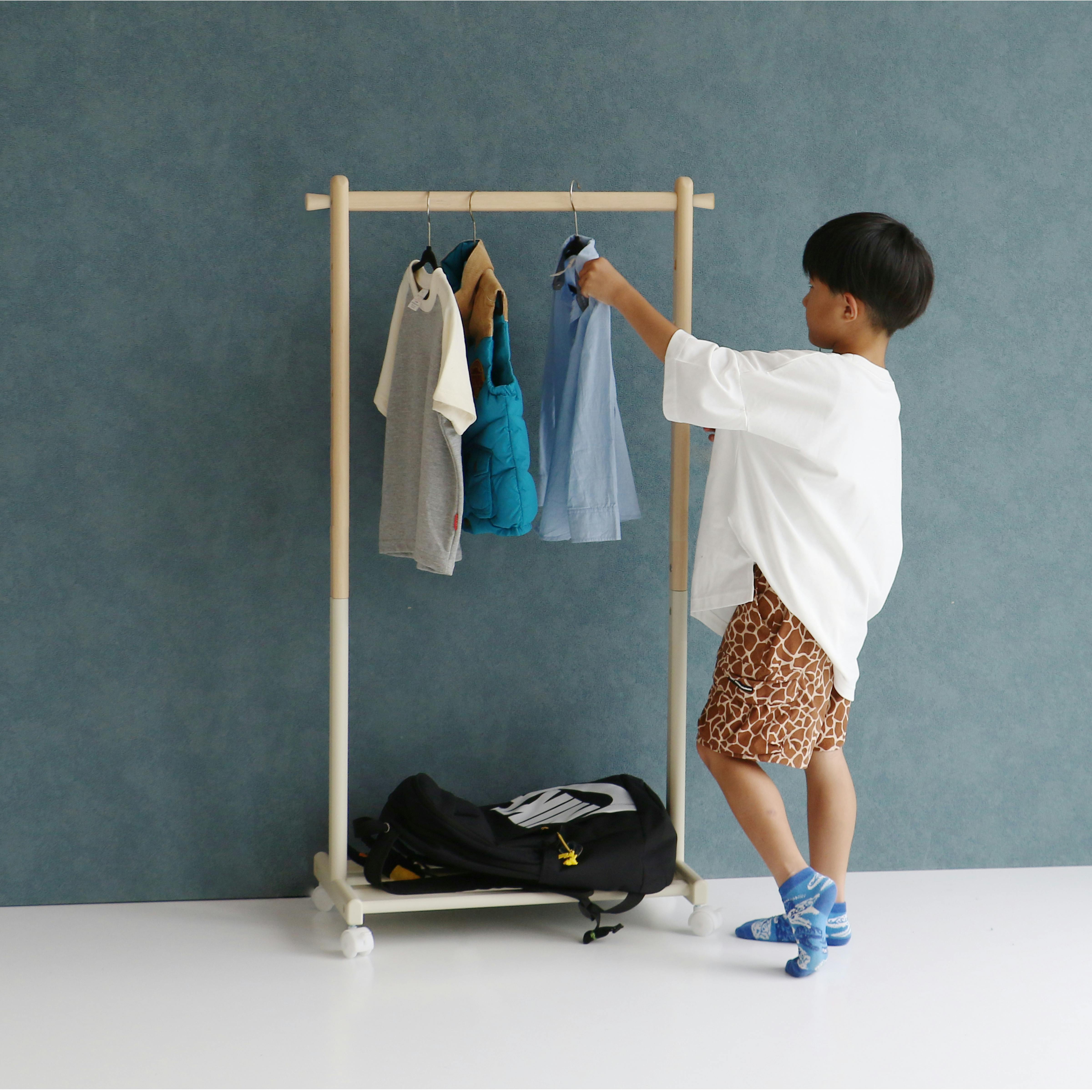 子どもの目線に合わせて高さ調節ができる Kids Hanger Rack -mill