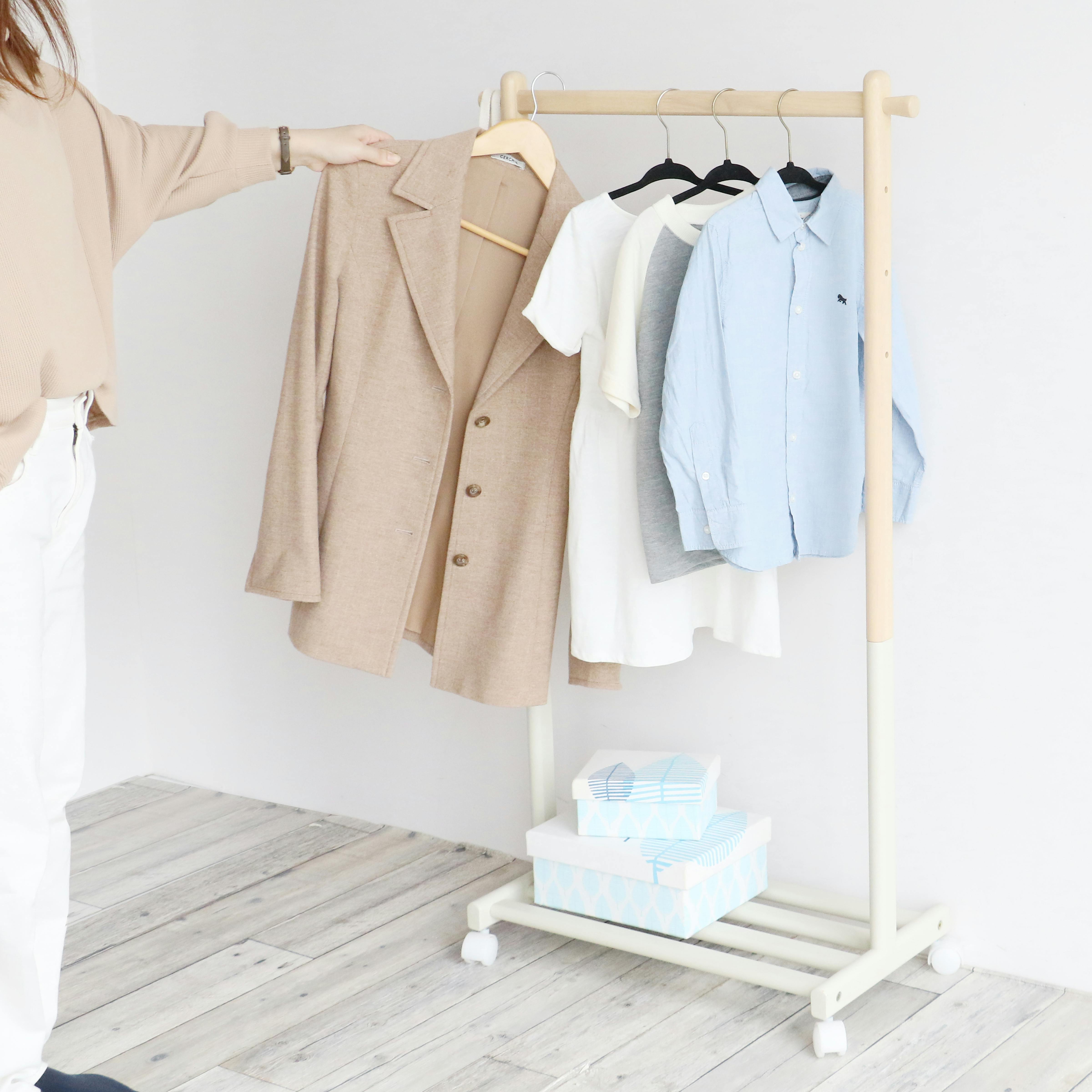 子どもの目線に合わせて高さ調節ができる Kids Hanger Rack -mill