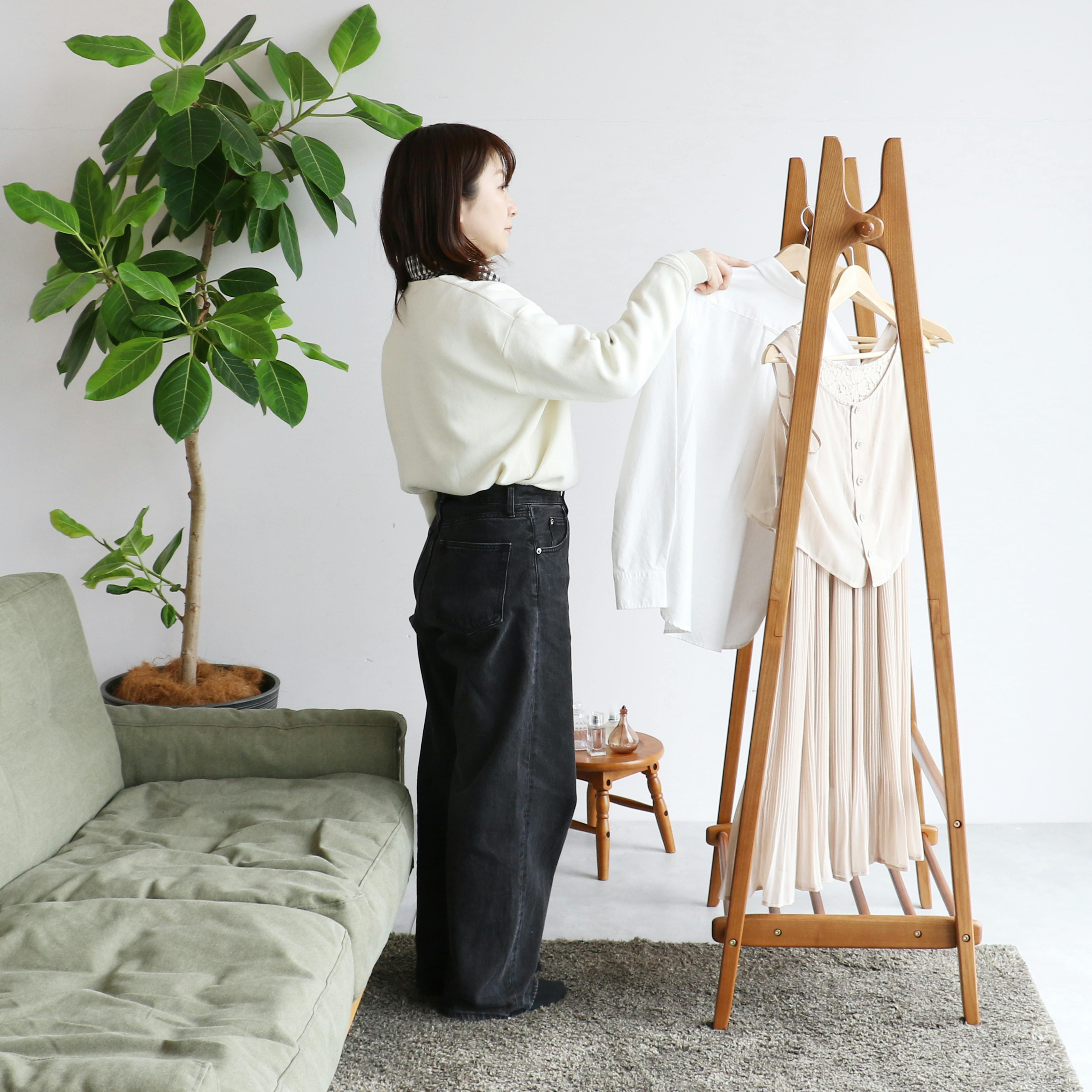 アンティークテイストの折りたためるハンガーラック Folding