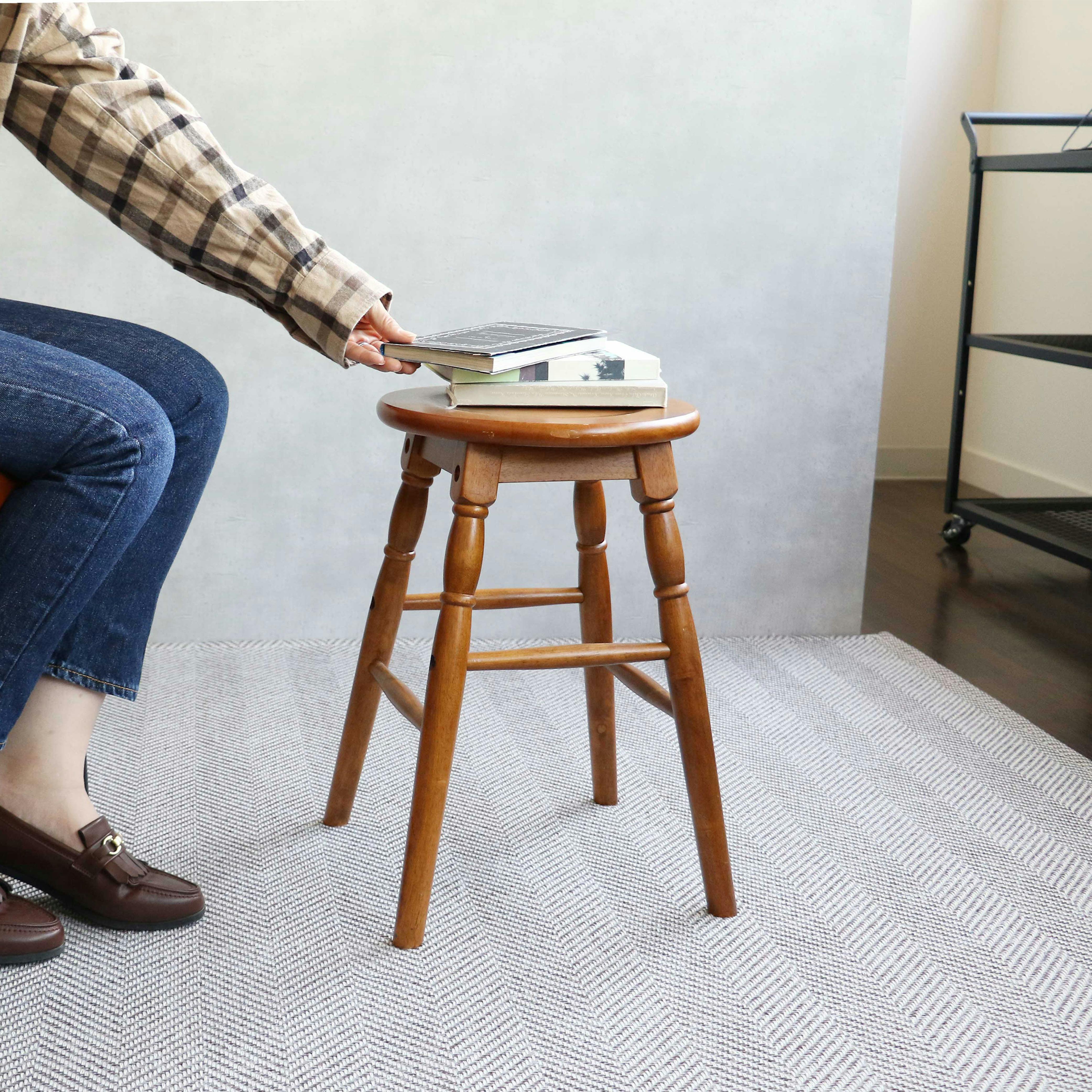 アンティーク調の高さ45cmのロースツール hommage Low Stool