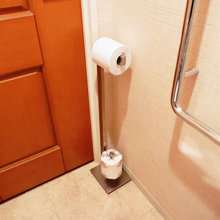 トイレットペーパースタンド|ZACK 40379 LINEA トイレブラシ トイレットペーパーホルダー ステンレス おしゃれ 雑貨 かっこいい 上質 高級 ホテルライク 男前インテリア インダストリアル ドイツ デザイナーズ