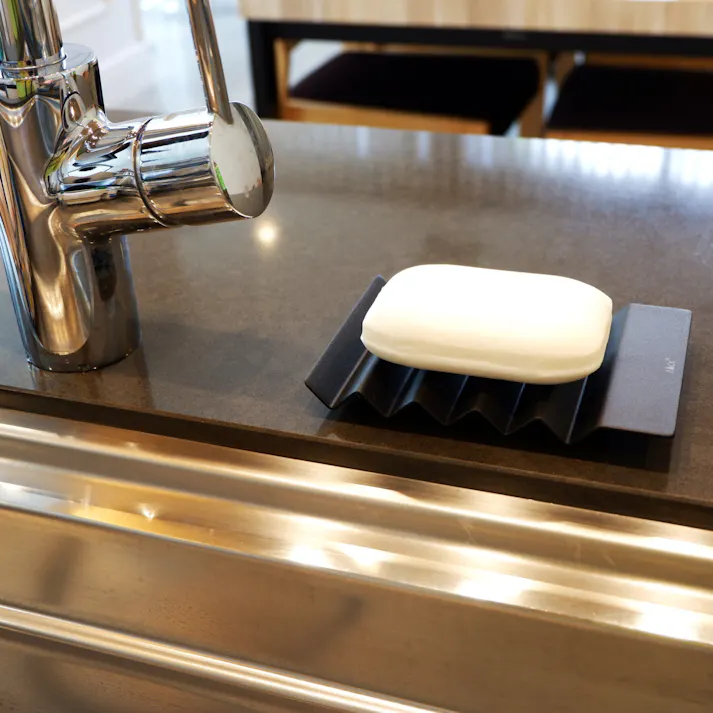 ソープディッシュ マットブラック|ZACK 40562 OPETA ソープトレー ソープホルダー 石鹸トレイ ベローズ スクエア ステンレス おしゃれ 雑貨 かっこいい 上質 高級 ホテルライク 男前インテリア インダストリアル ドイツ デザイナーズ