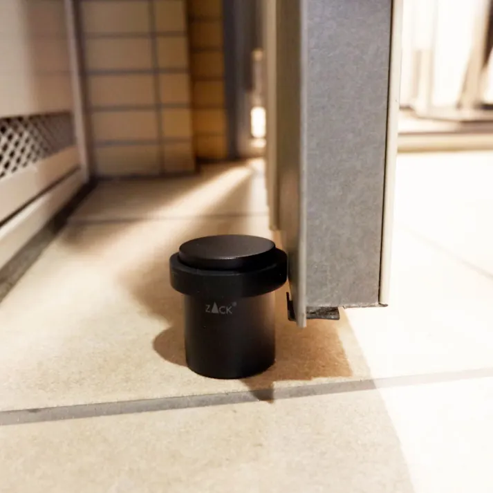 ドアストッパー マットブラック|ZACK 50633 ARGOS フロア設置 ストッパー ドア用 ドア止め 玄関 屋内 屋外 DIY ステンレス おしゃれ 雑貨 スタイリッシュ モード かっこいい 上質 高級 ホテルライク 男前インテリア インダストリアル ドイツ デザイナーズ