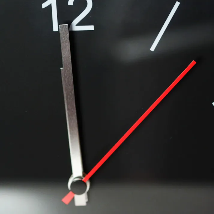 ウォールクロック|ZACK 60052 SILLAR 26cm 時計 壁付け 壁掛け 掛け時計 ステップ式 黒 ブラック スクエア ステンレス スタイリッシュ おしゃれ 雑貨 かっこいい 上質 高級 ホテルライク 男前インテリア インダストリアル ドイツ デザイナーズ