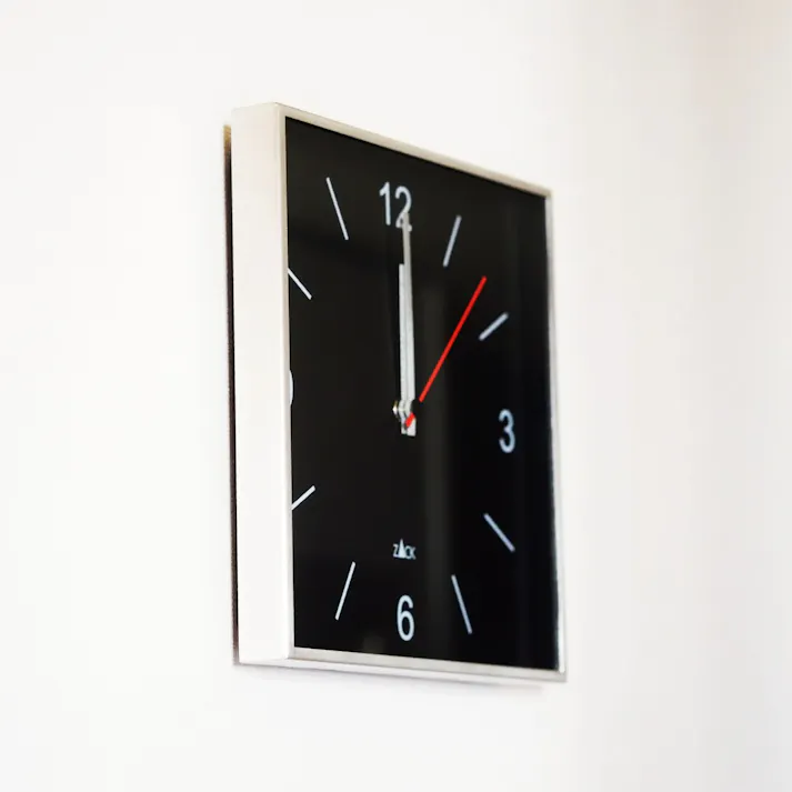 ウォールクロック|ZACK 60052 SILLAR 26cm 時計 壁付け 壁掛け 掛け時計 ステップ式 黒 ブラック スクエア ステンレス スタイリッシュ おしゃれ 雑貨 かっこいい 上質 高級 ホテルライク 男前インテリア インダストリアル ドイツ デザイナーズ