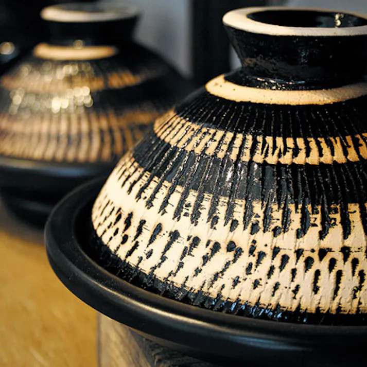 長谷園 ふっくらさん 黒らく 大 金網付き AND-06 長谷製陶【土鍋 伊賀焼 陶器 卓上鍋 蒸し器 直火 陶板 オーブン 電子レンジ対応 日本製】