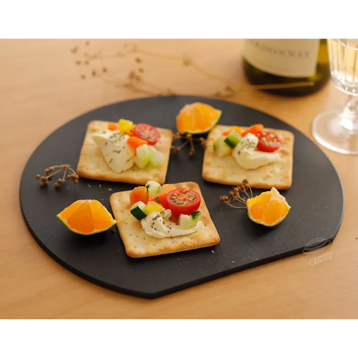 HANAKO エラストマー 抗菌 D型カッティングボード ミニ オフアドバンスドア はなこ【抗菌まな板 小 合成ゴム 丸 かまぼこ まな板 丸いまな板 煮沸消毒 熱湯消毒 食洗機対応】 オフホワイト