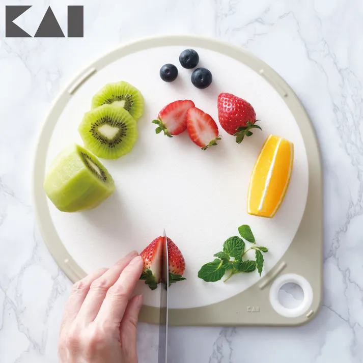 まるいまな板 25cm 貝印 KAI【まな板 丸い カッティングボード 丸型 食洗機対応 吊り下げ収納 調理器具 キッチンツール】 ホワイト